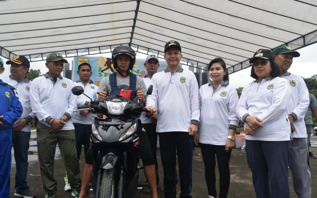 “Jalan Sehat” Dua Unit Sepeda Motor, Diserahkan Bupati dan Wakil Bupati Gunung Mas Kepada Pemenang
