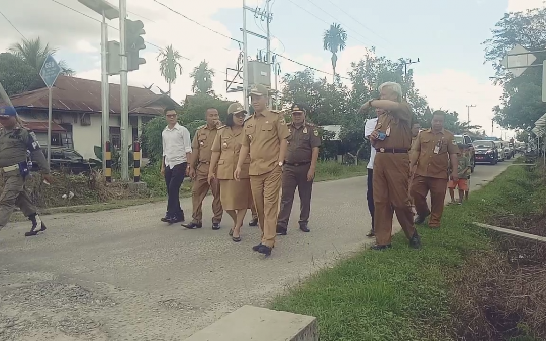 Bupati Gumas Serta Wakil “Tinjau Jalan Rusak dan Pasar   Kuala Kurun”…Ini Katanya?