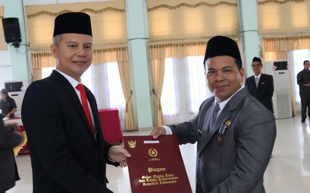 141 PNS Gumas Terima Satyalancana Karya Satya