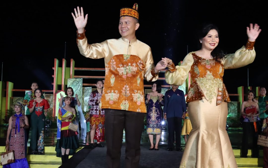 Bupati Gunung Mas, menutup Festival Tuah Mahasur