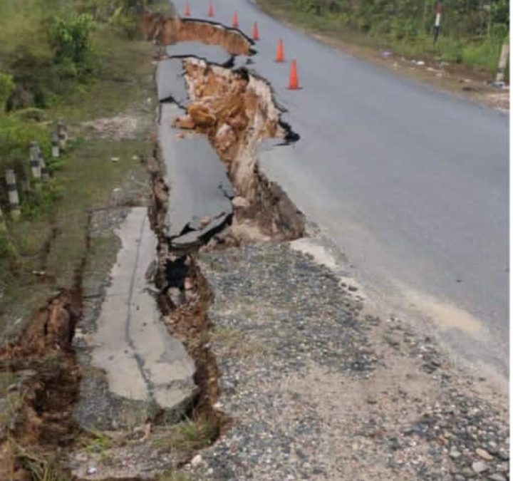 Ruas Bahu Jalan Jembatan Batu Mahasur Mengalami Longsor