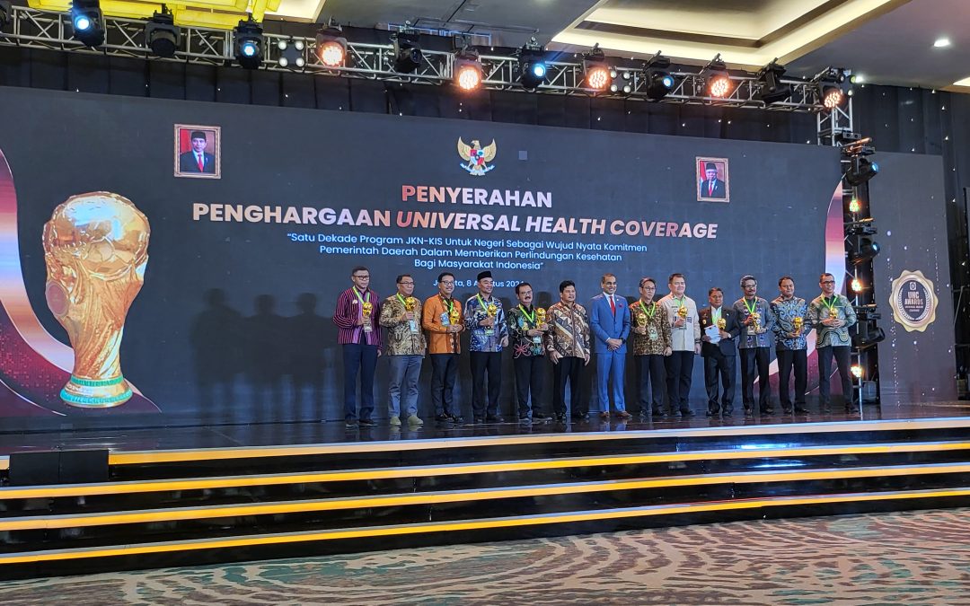 Pj. Bupati Gumas Menerima Penghargaan Universal Health Coverage (UHC)