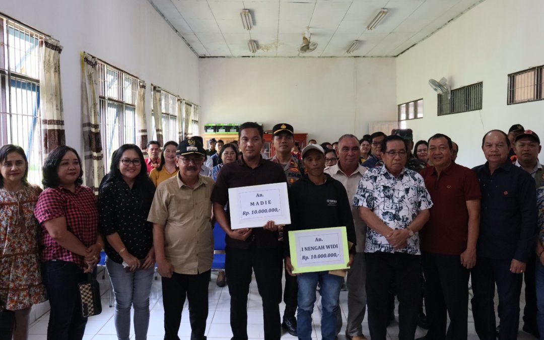 Pj. Bupati Gumas Menyerahkan Bantuan Kepada Korban Kebakaran di Kecamatan Rungan