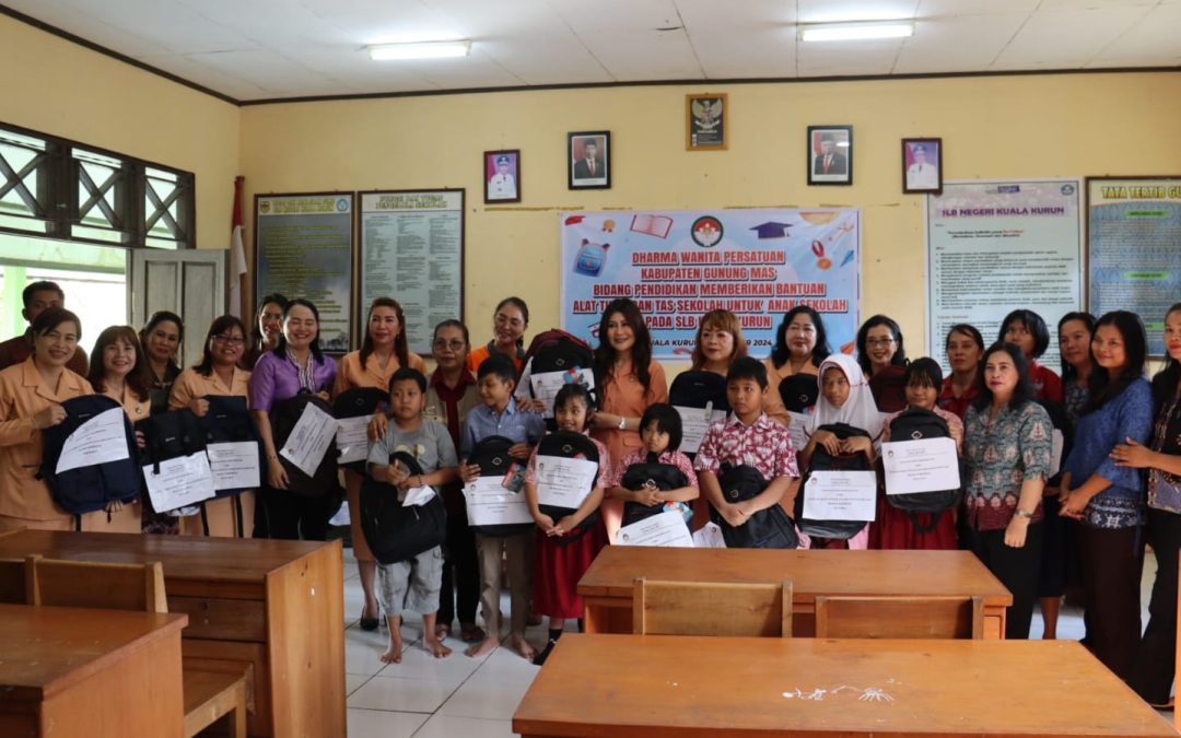 DWP Gumas Memberikan Bantuan Peralatan Sekolah bagi Anak SLB Negeri Kuala Kurun