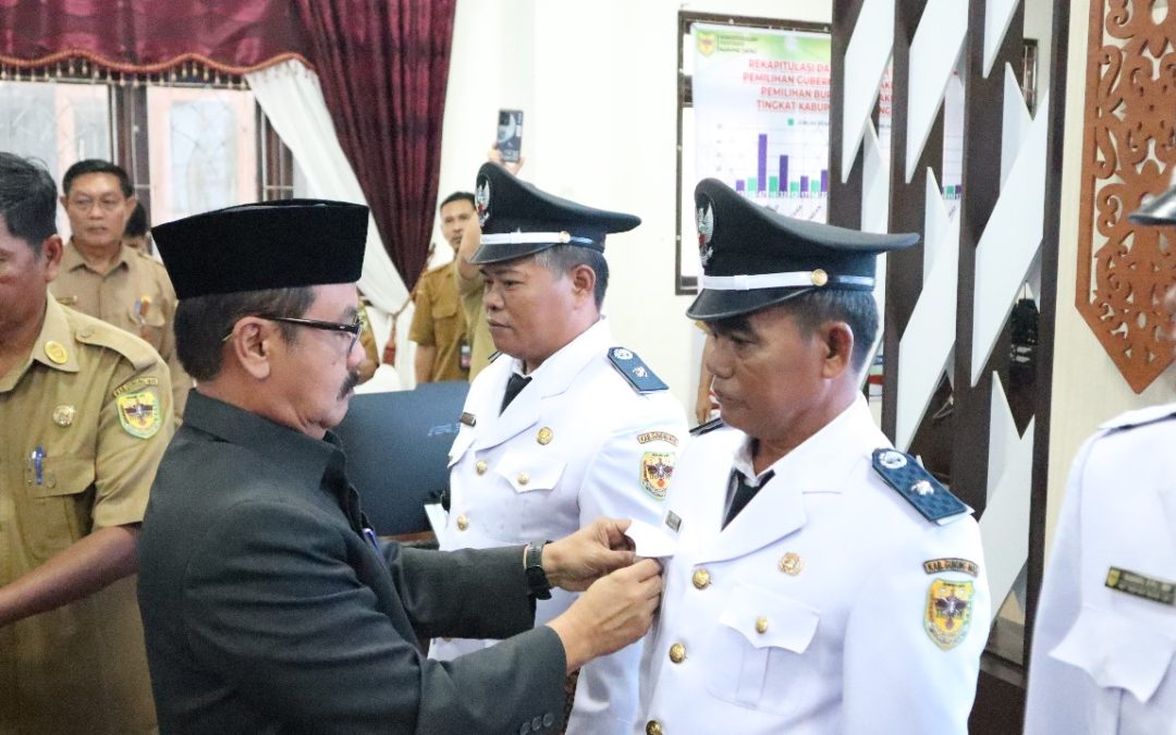 Pj. Bupati Gumas Lantik Penjabat Kepala Desa dan Anggota Badan Permusyawaratan Desa
