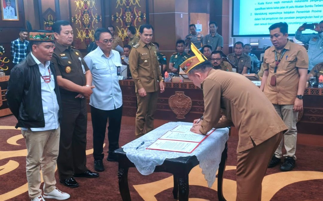 Bupati Gunung Mas Hadiri Penandatanganan Kesepakatan Bersama Pengaturan Lalu Lintas Angkutan di Ruas Jalan Palangka Raya – Kuala Kurun