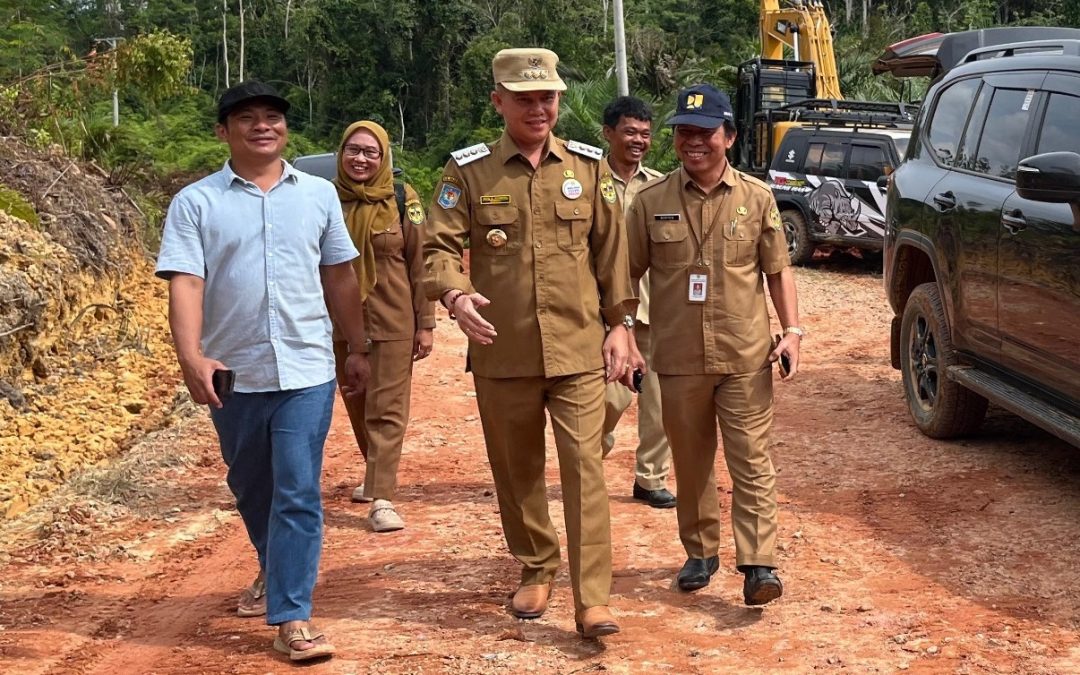 Bupati Gunung Mas Tinjau Pemeliharaan Ruas Jalan Tumbang Kuayan-Tumbang Malahoi