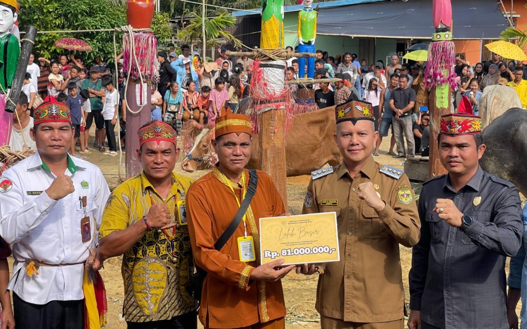 Bupati Gunung Mas Menyerahkan Bantuan Laluh Basir Pada Acara Tiwah Masal Desa Tumbang Kuayan