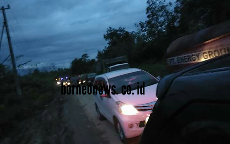 Jalan Rusak Sebabkan Antrean Kendaraan di Ruas Kuala Kurun-Palangka Raya