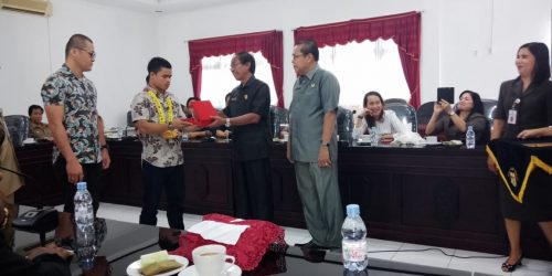 Petinju Eiger Sing Sindar Berkunjung Ke DPRD Gunung Mas