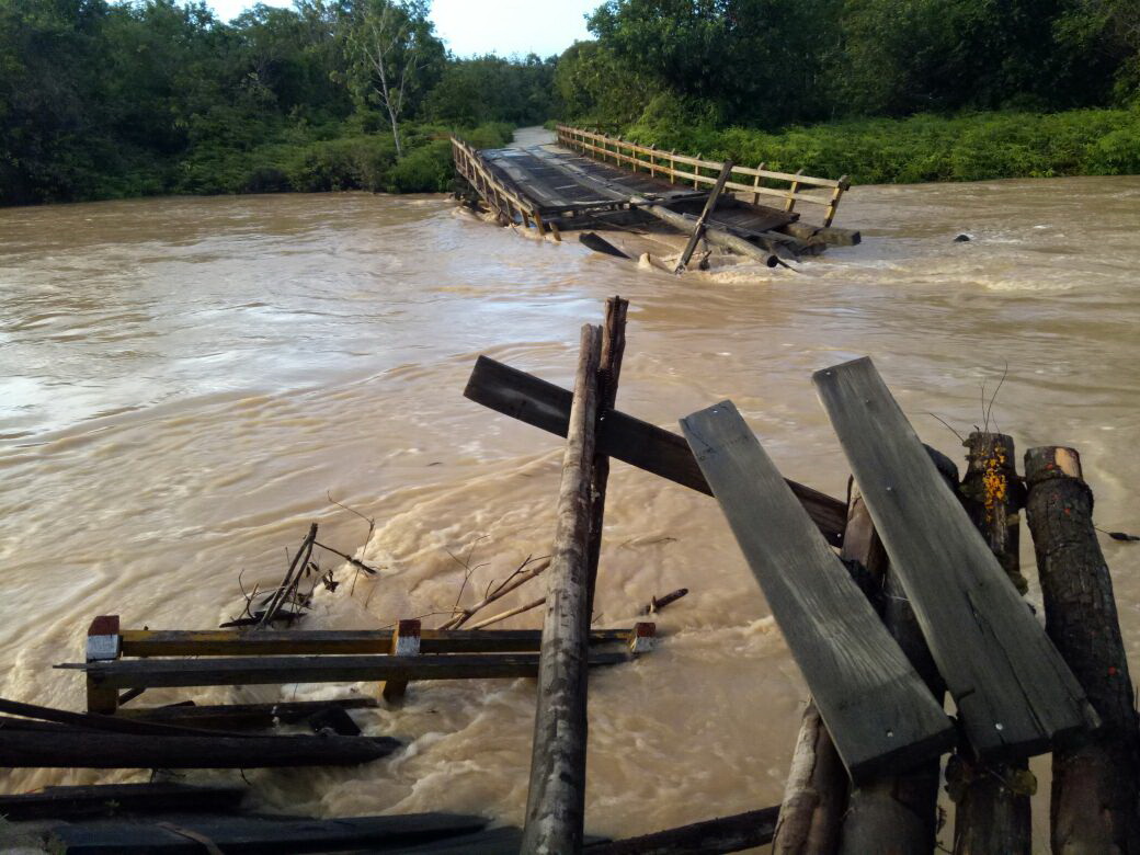 Hujan Deras Melanda Jembatan Sei Rawi 2 Terputus