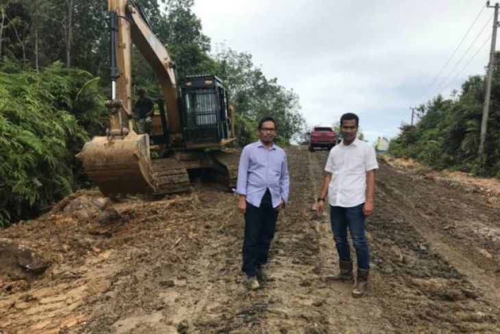 PBS Sawit di Gumas Akhirnya Perbaiki Jalan Rusak