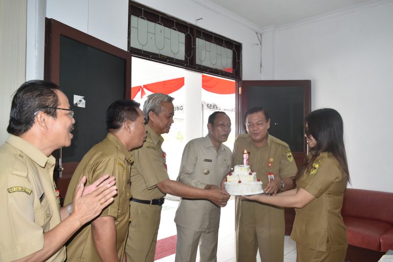 Bupati Gunung Mas Drs. Arton S. Dohong Rayakan Ulang Tahun ke-56 Secara Sederhana