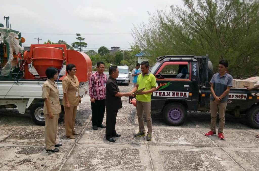 Serahkan Bantuan Mesin Pencetakan Batako