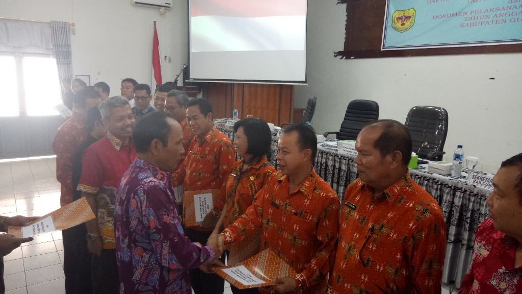 Penyerahan DIPA / DPA Kepada Instansi Vertikal, Dinas /Badan dan Kecamatan Oleh Bupati Gunung Mas