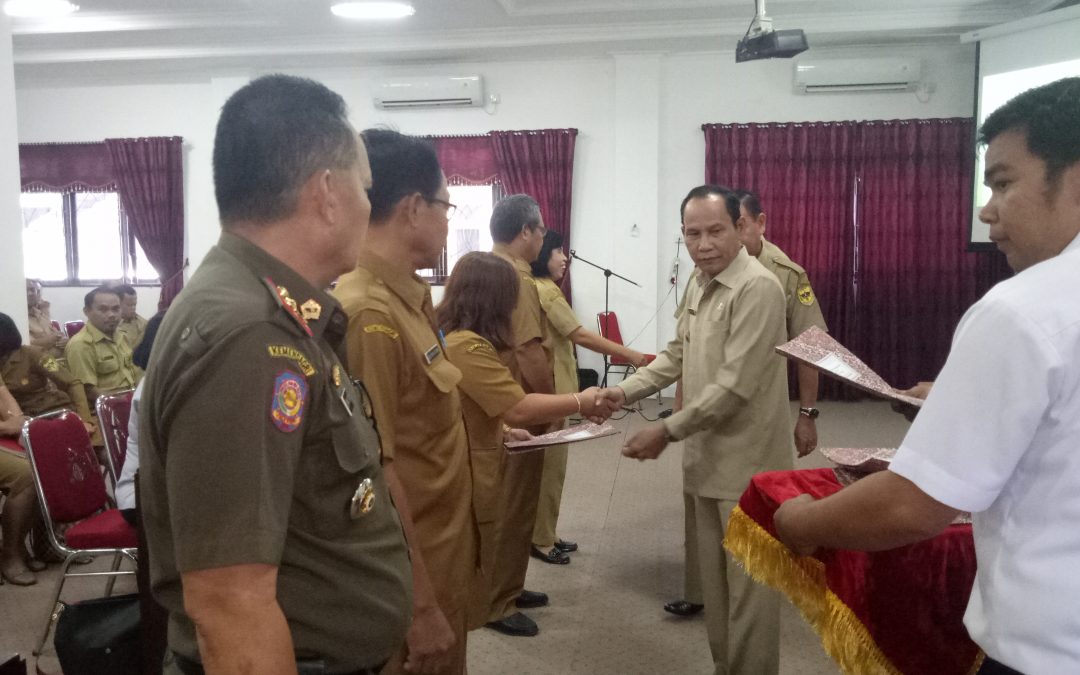 penyerahan laporan hasil pemeriksaan (LHP) Oleh Bupati Gunung Mas