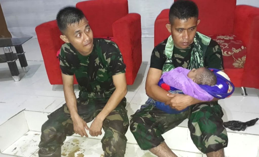 Aksi “Heroik” Prajurit TNI Selamatkan Bayi Terjebak Banjir Bandang Sentani