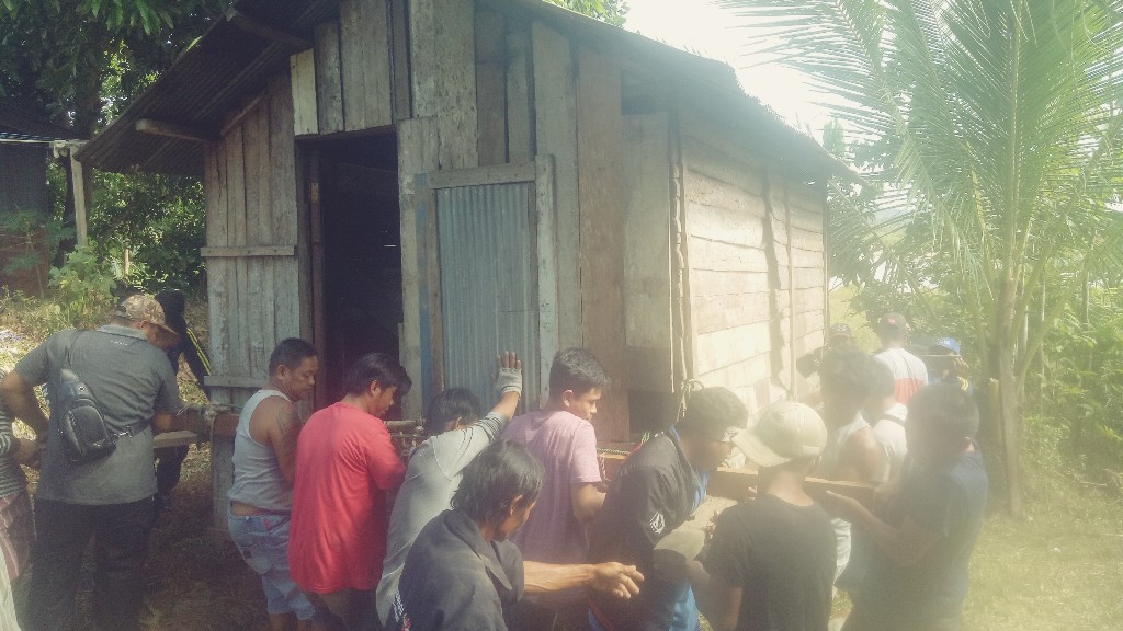 “Unik” Ratusan Warga Tbg. Anjir di Gumas Angkat Rumah!..Kenapa Ya..?