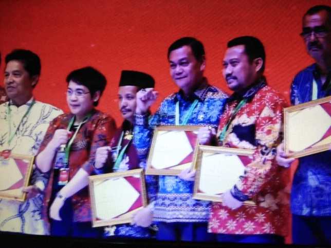 Sekda Gumas Terima Penghargaan National Procurement Award 2019 kategori.”Komitmen Penerapan Standar LPSE:2014”