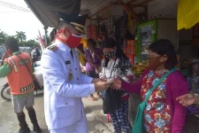 HUT RI – 75 Bupati Gumas Bagikan Masker Untuk Masyarakat