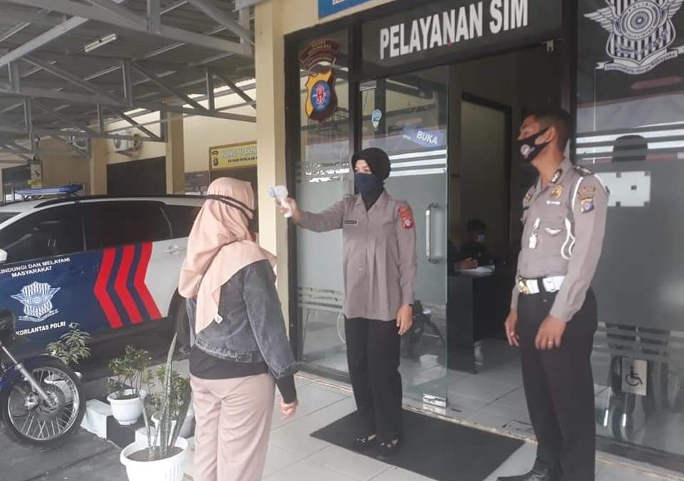 Bagi Pemohon Penerbitan dan Perpanjangan SIM, Pihak Petugas Terapkan Protokol Kesehatan