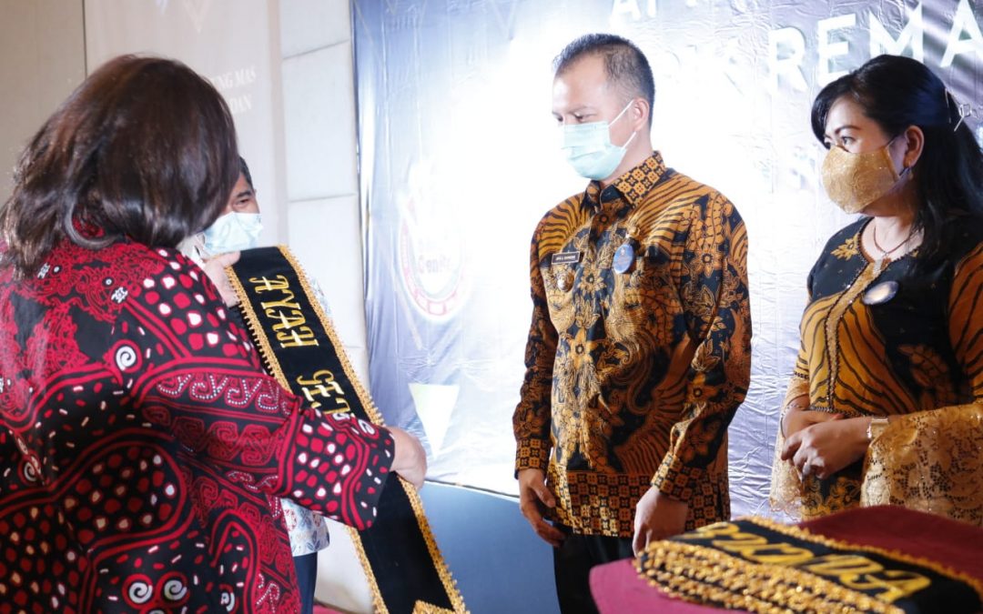 Bupati Gumas Beserta Isteri Terima Gelar Kehormatan Menjadi Ayah dan Bunda GenRe Kalteng