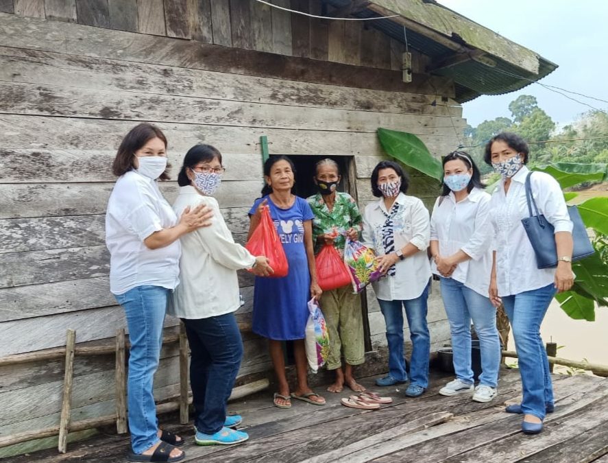 Warga Lansia Tbg.Anjir Terima Bantuan Dari PWKI Gumas