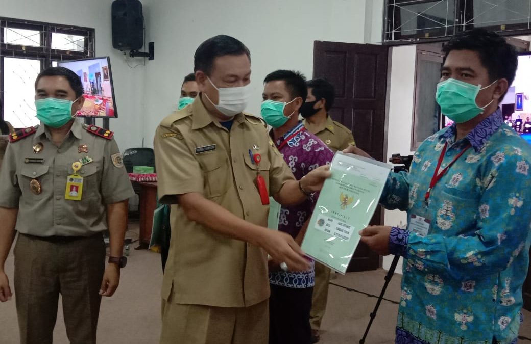 Penyerahan 947 Sertifikat Gratis Bidang Tanah untuk PTSL Pada Kecamatan dan Desa