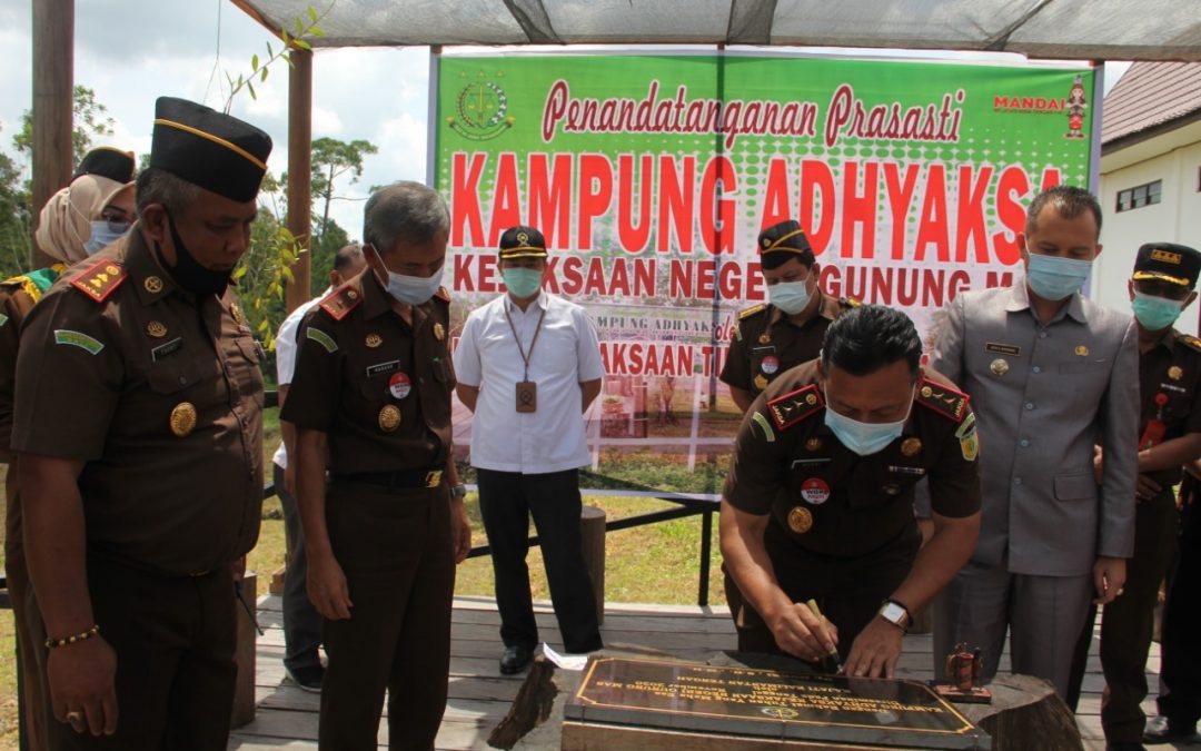 Kepala Kejati Kal-teng Resmikan Kampung Adhyaksa dan Lakukan Evaluasi Kerja  Kejari Gumas