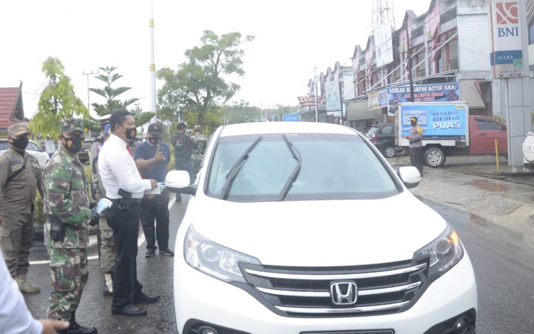 Aparat Keamanan di Gumas Bagikan Masker, Bagi Pengguna Jalan