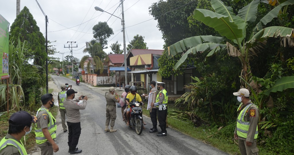 Aparat Gabungan Satgas Covid-19, Bagikan Masker Kepada Pengguna Jalan di Tumbang Anjir