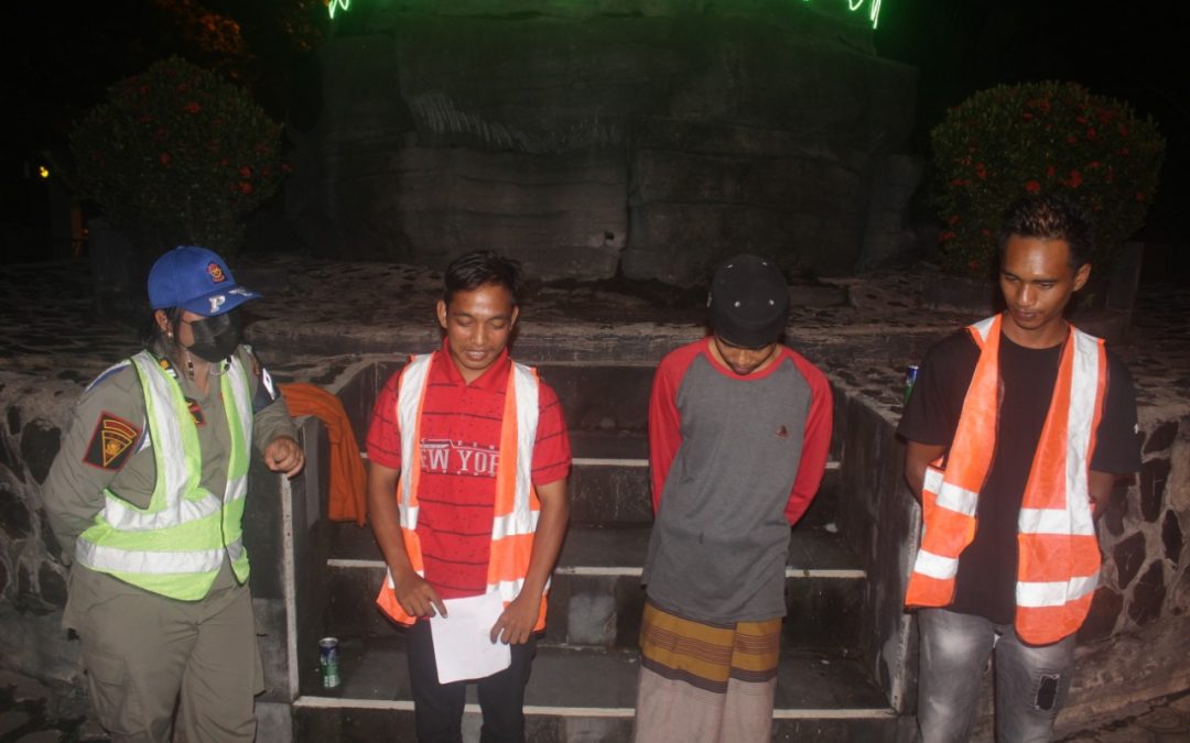 Satpol-PP Jaring Beberapa Orang , Tidak Memakai Masker