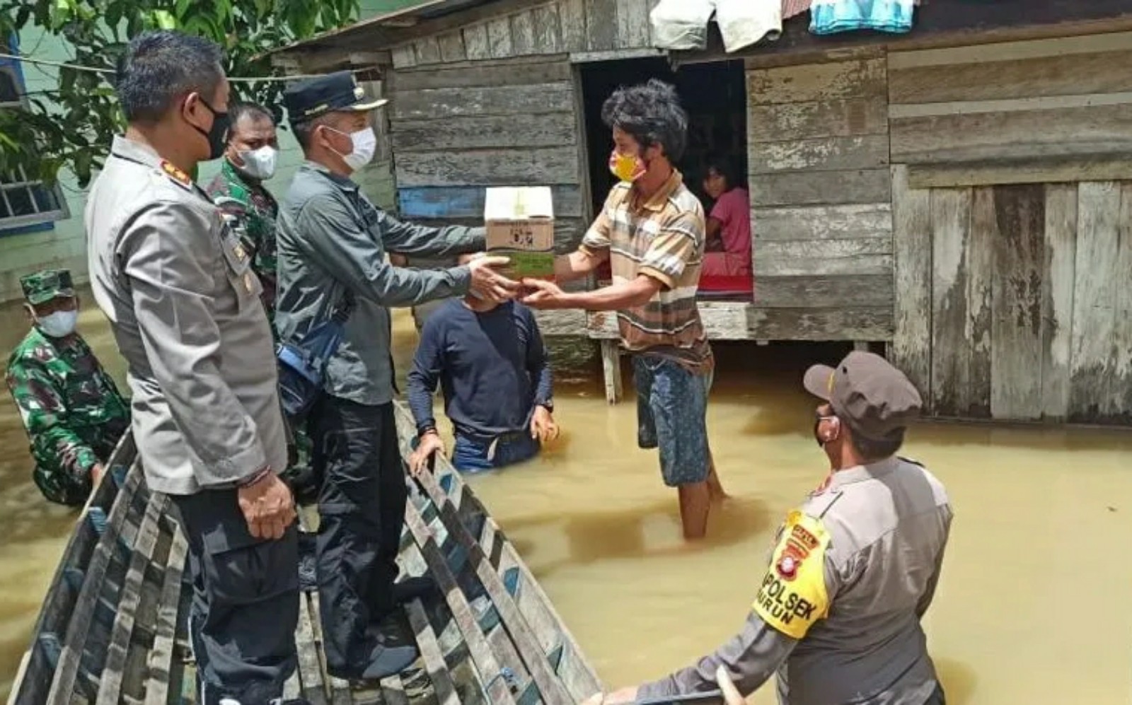 Forkopimda Gumas Bersama Komunitas Trail Berikan Bantuan Kepada Warga Terdampak Banjir