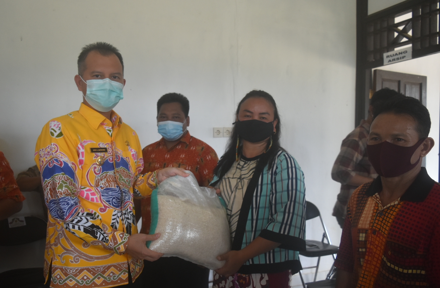 Bupati Gumas Serahkan Bansos dan Sosialisasikan “Merdeka Covid-19” di Kecamatan Damang Batu