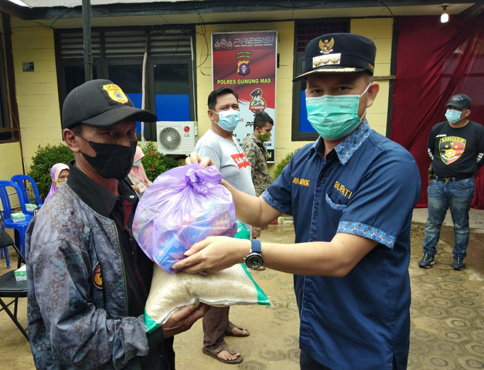 Bupati Gumas Serahkan Bansos Kepada Warga Desa Kecamatan Rungan
