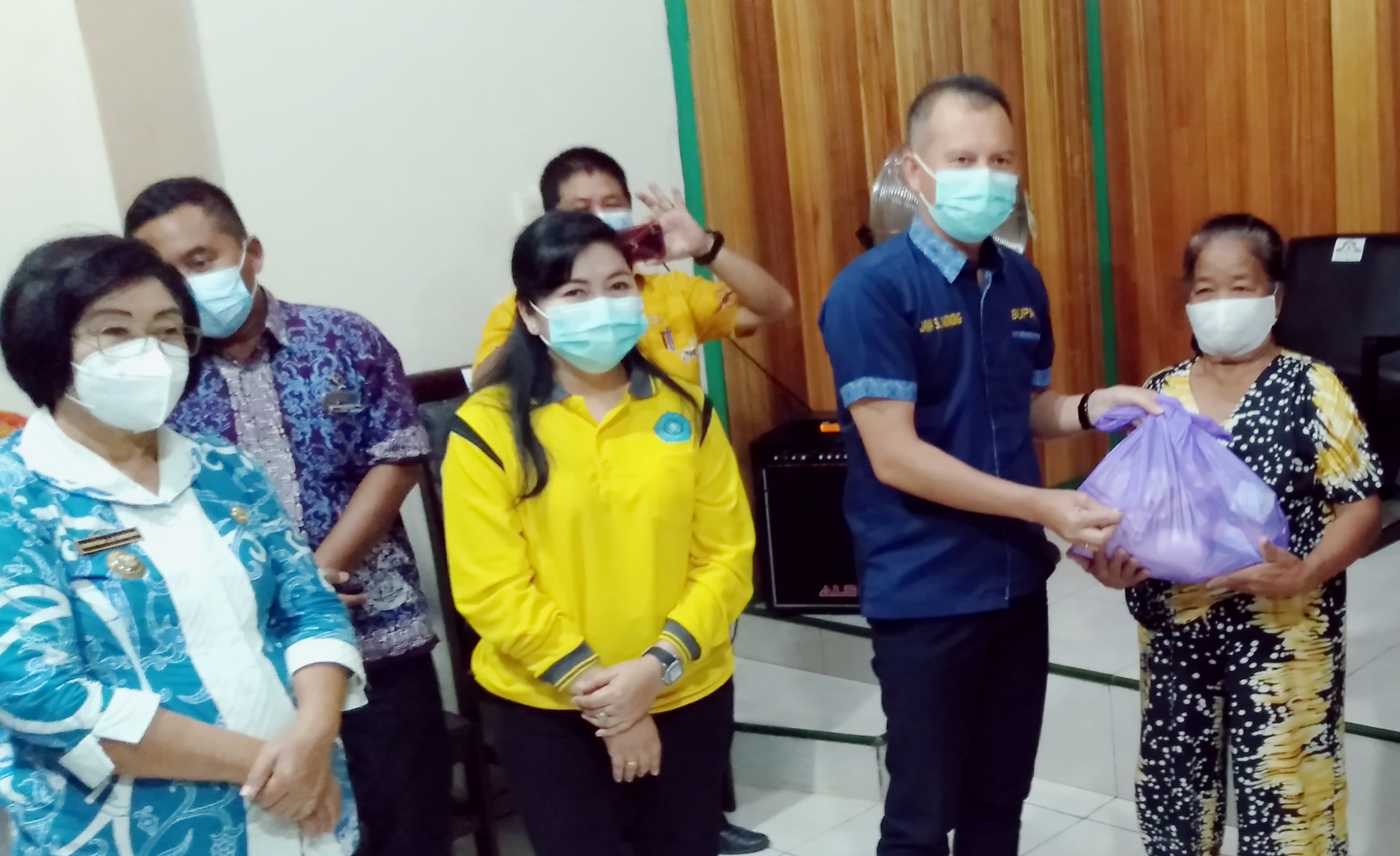 Bupati Gumas serahkan  Bantuan Sosial Kepada Korban Banjir, Desa Sarerangan dan Tumbang Pajangei