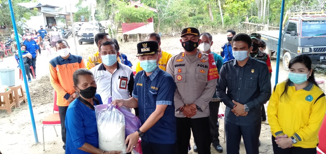 Bupati Gumas Serahkan Paket Bantuan Sosial Kepada Warga Terdampak Banjir