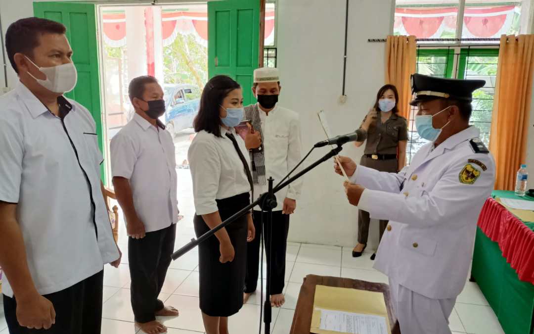 Kades Tumbang Hakau Lantik Perangkat Desa Baru