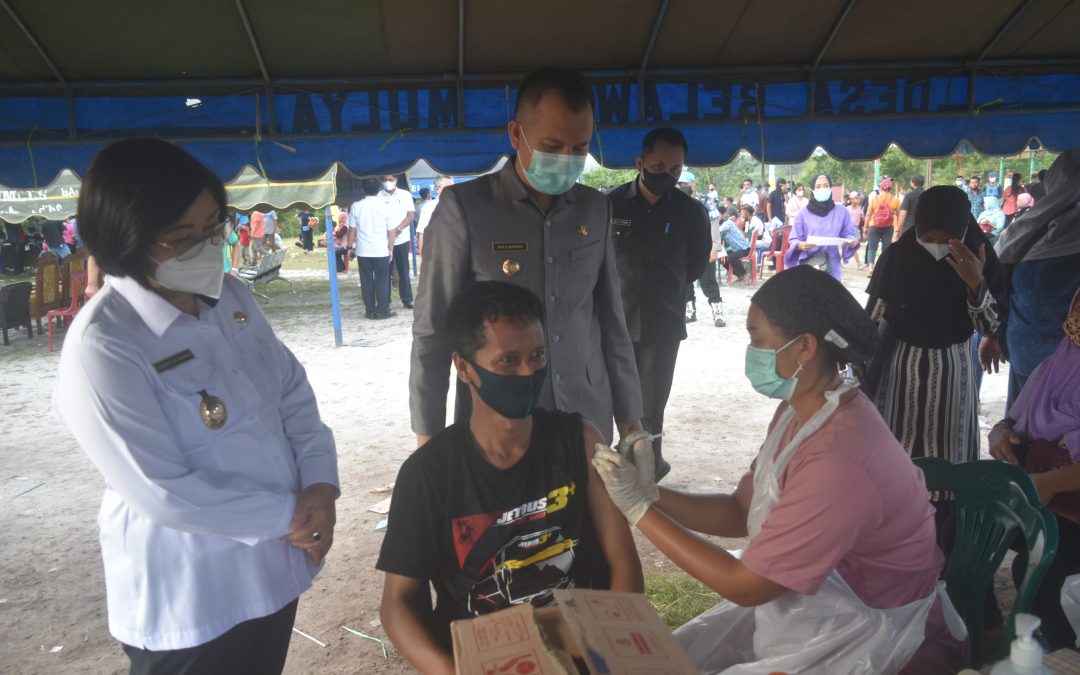 Bupati Gumas Tinjau Kegiatan Vaksinasi di Tumbang Talaken