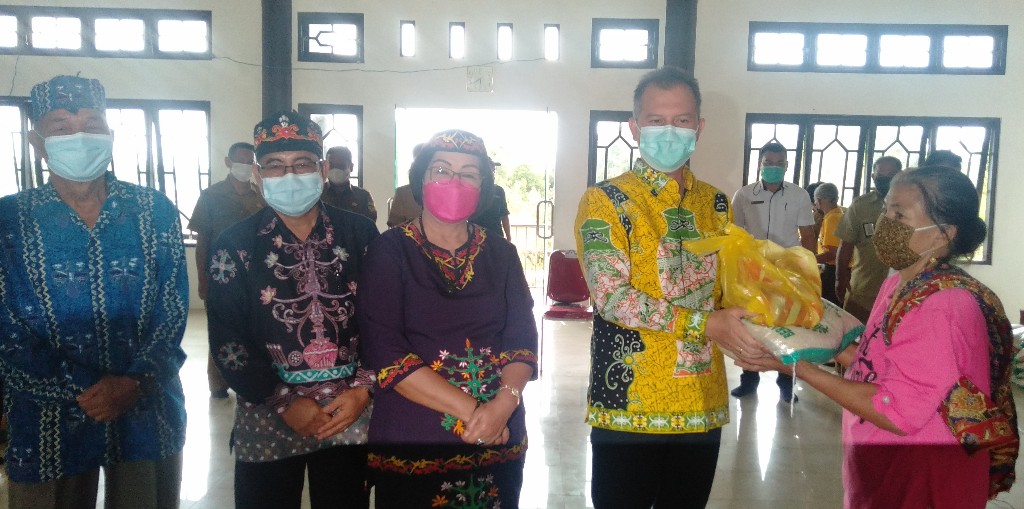 Peringati HUT DAD ke-14, DAD Gumas Salurkan Bansos