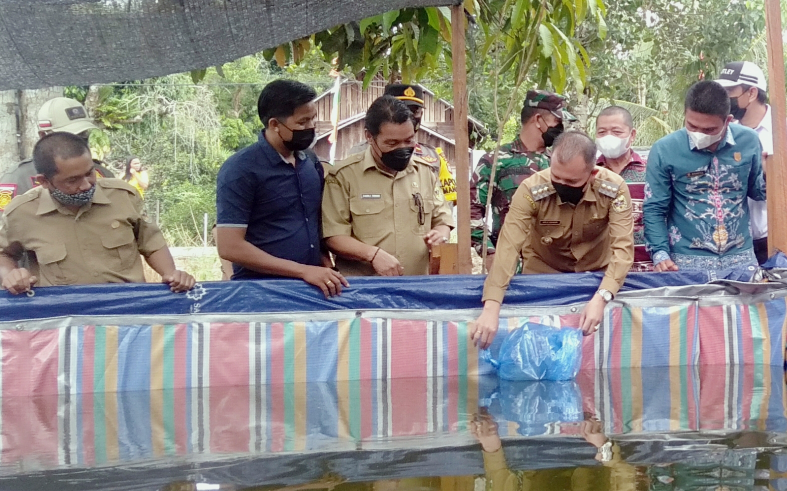 Bupati Gumas Serahkan Benih Ikan di Desa Bereng Jun