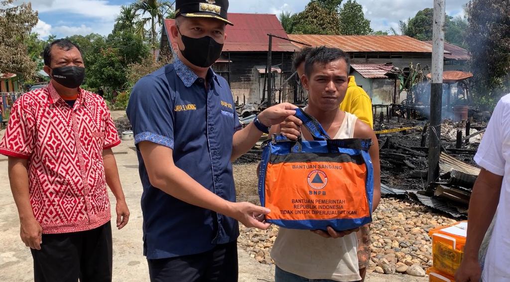 Bupati Gumas Serahkan Bantuan  Korban Bencana Kebakaran Desa Tumbang Pajangei