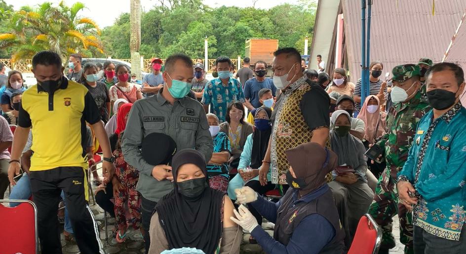 Bupati Gumas Hadiri Vaksinasi Massal di Taman Kota Kuala Kurun, ini Pesannya…!
