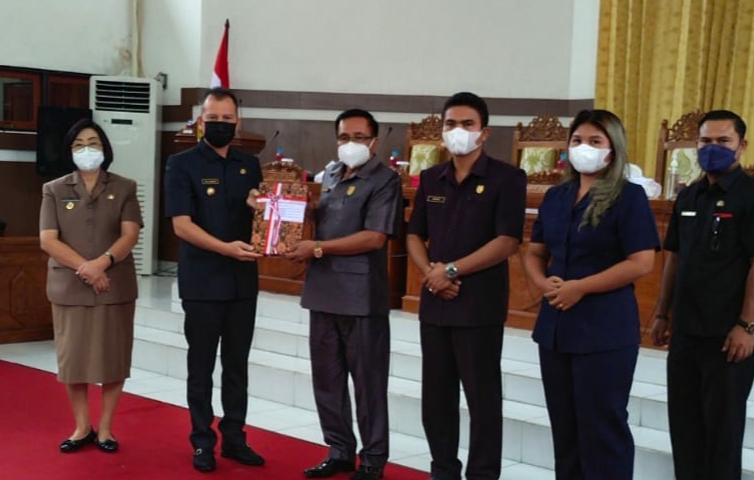 Sidang Paripurna : Bupati Gumas Sampaikan Pidato Pengantar Nota Keuangan dan RAPBD Tahun 2022