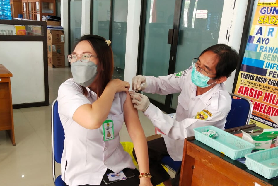 ASN Diskominfosantik Gumas Menerima Vaksinasi Booster