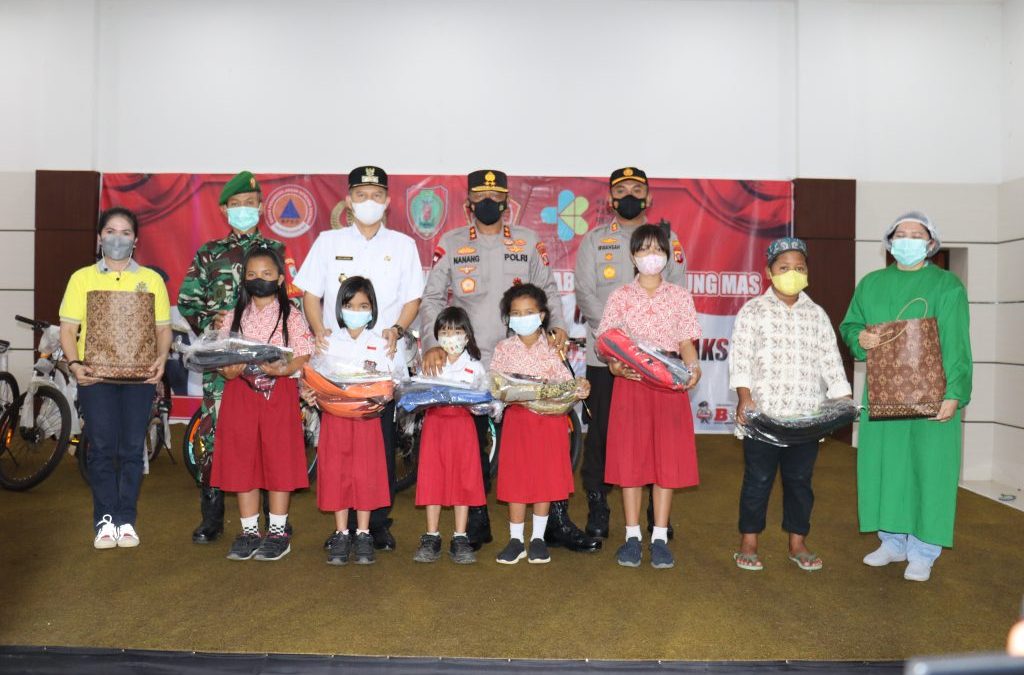 Tinjau Vaksinasi Serentak, Kapolda Kalteng dan Bupati Gumas Bagikan Doorprize