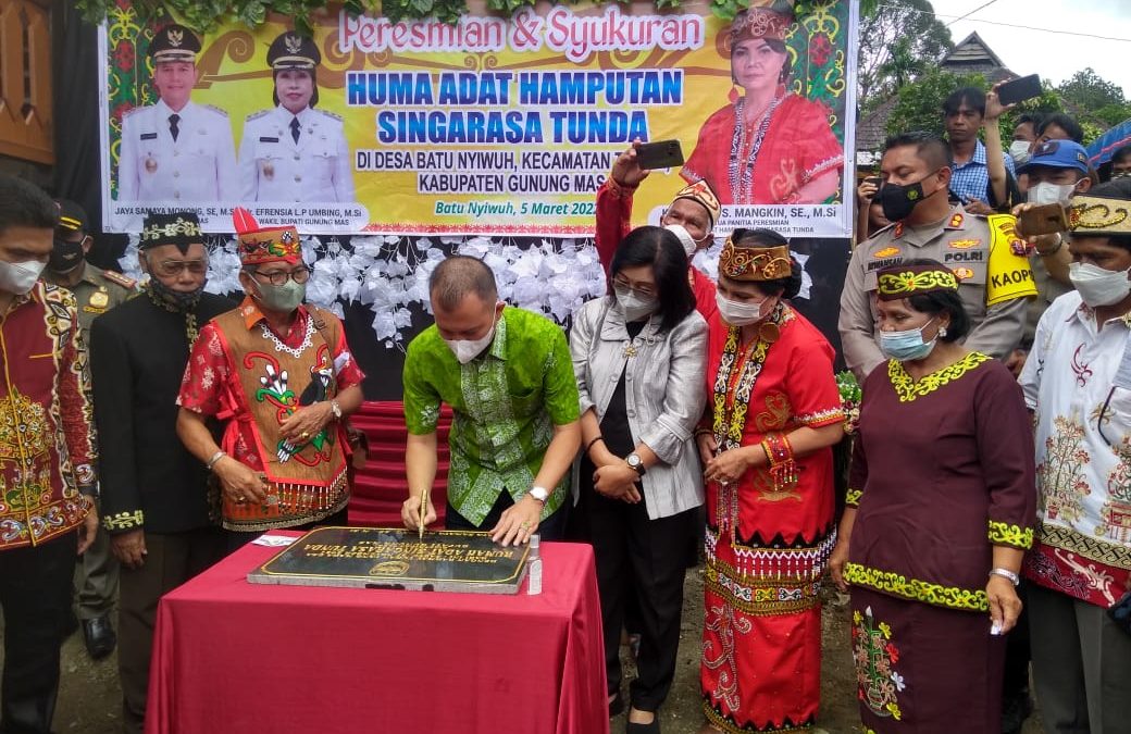 Bupati Gumas Resmikan Huma Adat Hamputan Singarasa Tunda