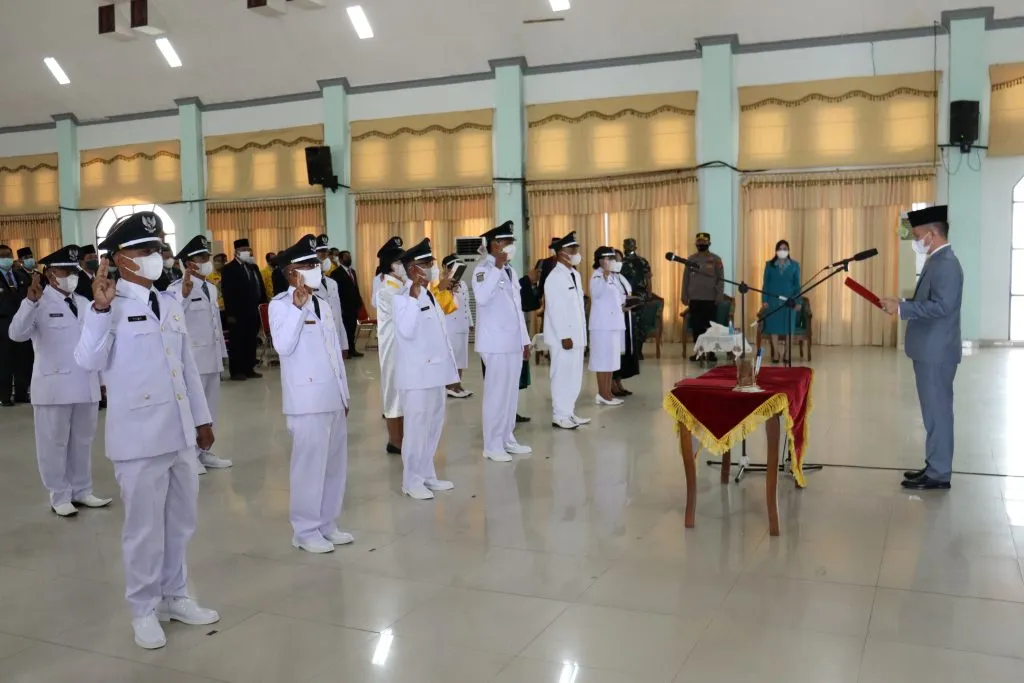 Bupati Gumas Lantik 14 Kades Tahun 2022