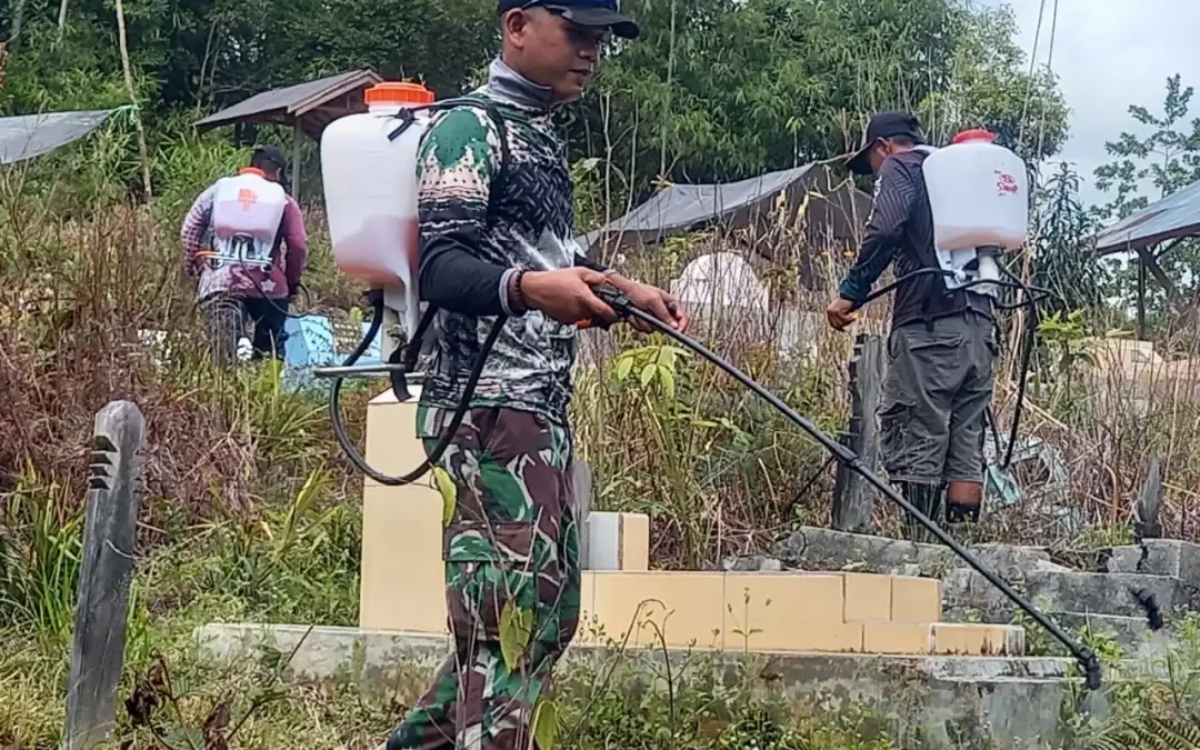 Sambut Bulan Suci Ramadhan, Babinsa Koramil Rungan Bersama Warga Bersihkan TPU