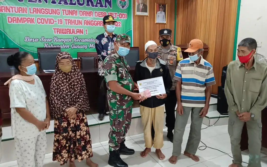 TNI – Polri dan Aparatur Desa Sepang Kota Door to Door Salurkan BLT DD Triwulan I